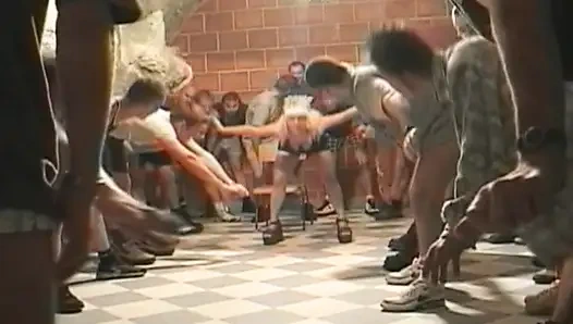 Çarpıcı sarışın Fransız sürtükler büyük grup yüze boşalmadan sonra sperm paylaşıyor