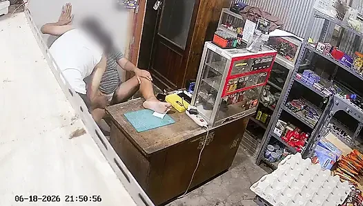 Bana külotumu gösteren bir esnaf tarafından baştan çıkarıldım