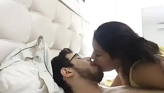 New York'lu ateşli 18 yaşındaki üvey kız kardeşim televizyon izlerken yatağıma giriyor