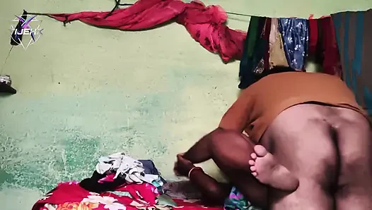 Hintli hizmetçimin götünü ve amcığını sert yalıyor ve sikiyorum