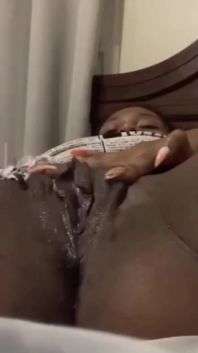 Klitorisimi değnek vibratörle amımı sikiyor fışkırtarak orgazm oluyor