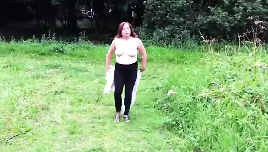 Karısı yürüyüşe çıkıyor