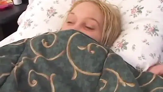 Gergin Kailey kesilmiş amcığını açıyor ve mastürbasyon yapıyor