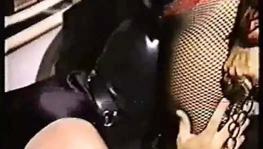 Lastik maskenin metresi