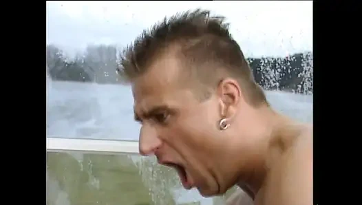 Seksi sıska orta yaşlı seksi kadın büyük klasik yarakla domaltılarak sikiliyor ve ağzına boşaltıyor