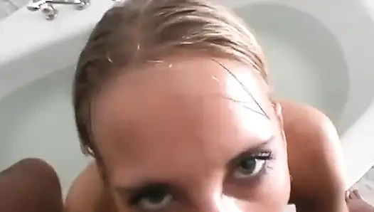 Küvette ıslak bir üçlü