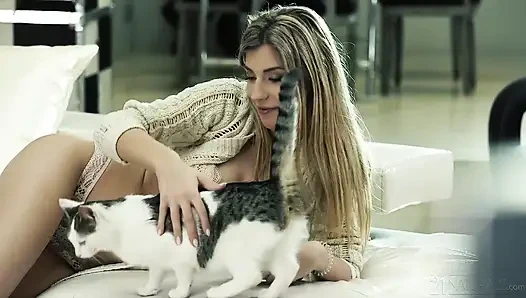 21 doğal - sigara içen ateşli Shona River biraz eğlenceden sonra ayaklarını ateşli dölle duş alıyor