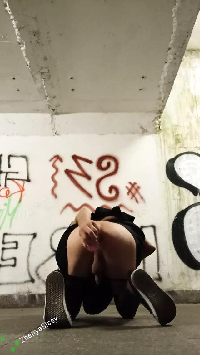 Anal halka açık yapay penis sikişi