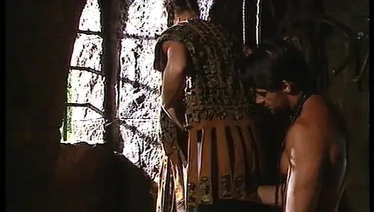 Sarışın büyük memeli fahişe sakso çekiyor ve büyük sert yarağa biniyor