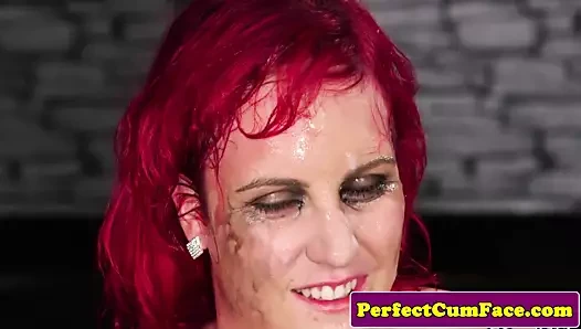 Redhead İngiliz saksocu içinde grup için bukkake