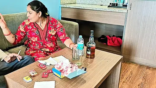 Hintli çift otel odasında samimi