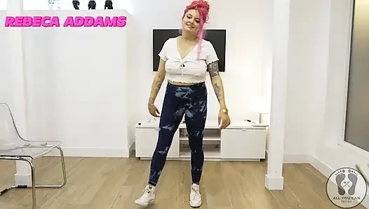 Yoga eğitimi ısınma zıplıyor jacks ip atlıyor büyük memeler