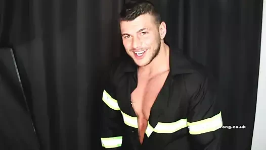 Üniforma itfaiyeci duman alarmını test ediyor