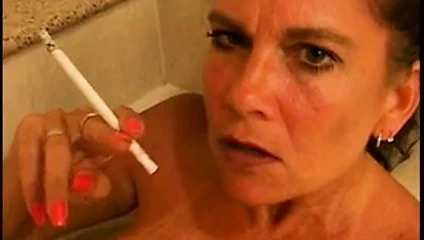 Sıcak busty olgun puma sigara içme 120s içinde tub