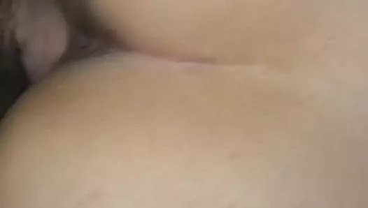 Dar olan genç kız beni sikiyor