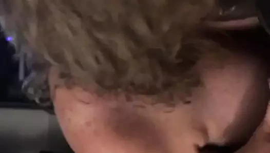 Şişman sarışın fahişe şişman siyah adam yalıyor