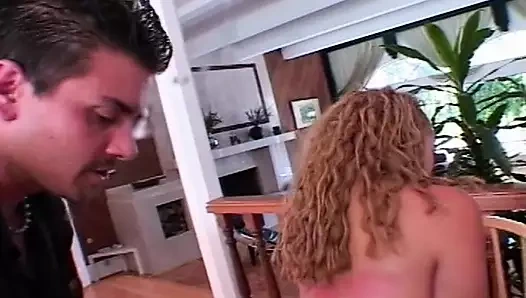 Bu fahişe birkaç adam tarafından domine ediliyor