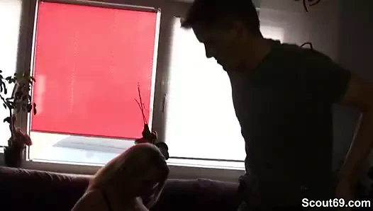 Mutti hilft ihrem Stief-Sohn nach Trennung mit einem Fick