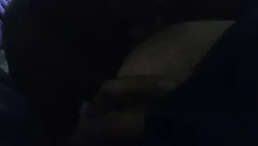 İnsanların karısının göğüslerini emiyor