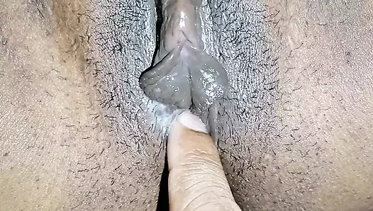 Hint popüler şarkıcı ıslak ve sulu kedi parmaklı alıyorum