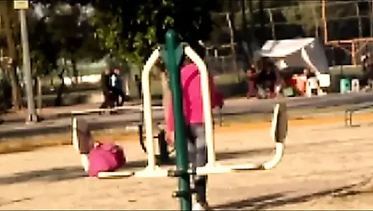 LATINA HERMOSA HACIENDO EJERCICIO