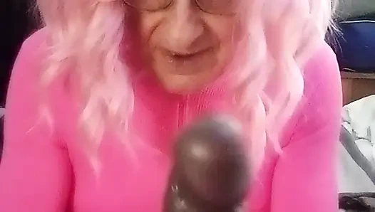 Pembe patti yeni itiş/titreşen dildosunu gösteriyor.