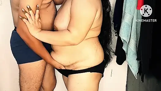 Hintli köylü kız Hintçe seste sert sikişiyor