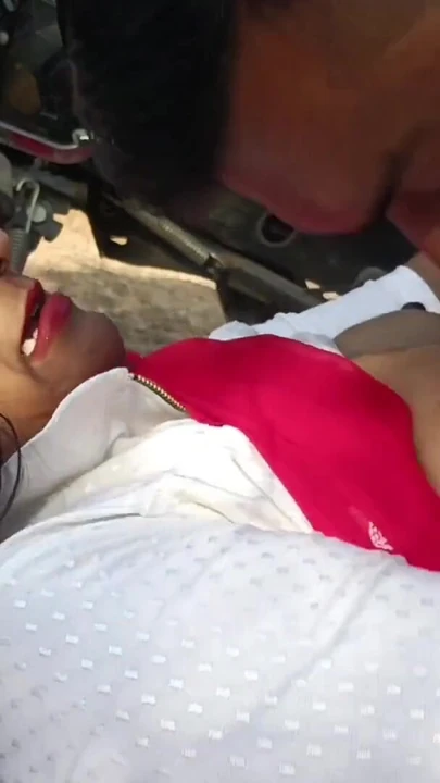 Падающий до челюсти момент из "индийская дези Маратхи Kavita бхабхи изменяет в джунглях"