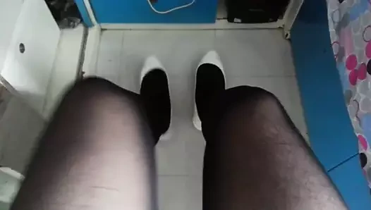 Siyah külotlu çorap teaser 4 ile beyaz patent pompaları