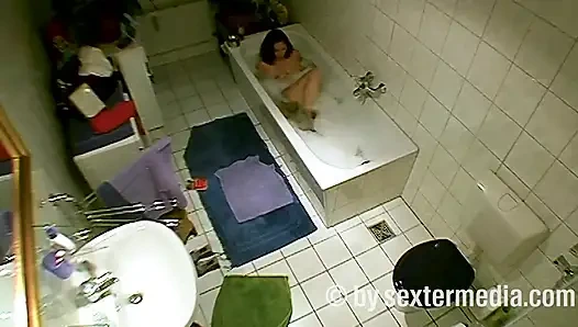 MILF Banyoda Kişisel Hijyen Yapıyor