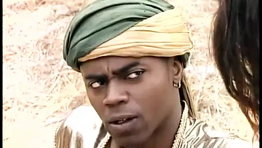 Egzotik kostümlü güzel esmer kadın siyah yarağı emiyor