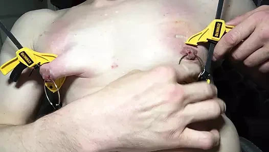 Clint Cumin- engelli itaatkar göğüs uçlarını, kıskaçlarını ve kırbaçlama göğüslerini esnetiyor.