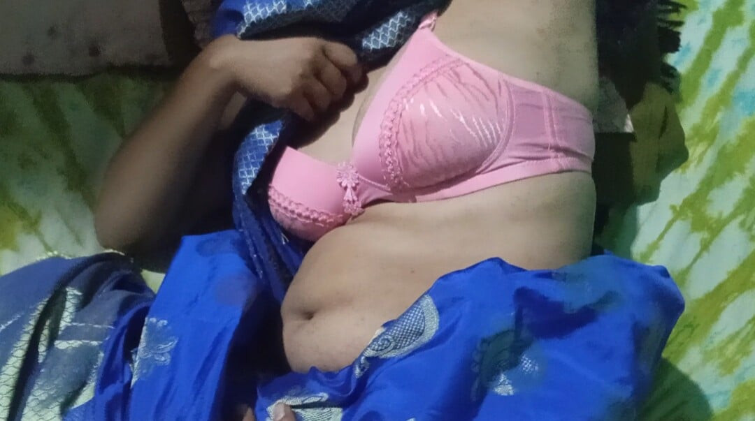 Güzel ateşli seksi yenge pembe amcıklı mavi sari üzerinde tam sert seks