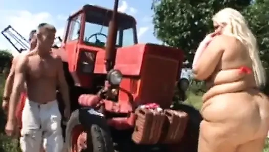 Büyük beyaz kadın yarak emiyor