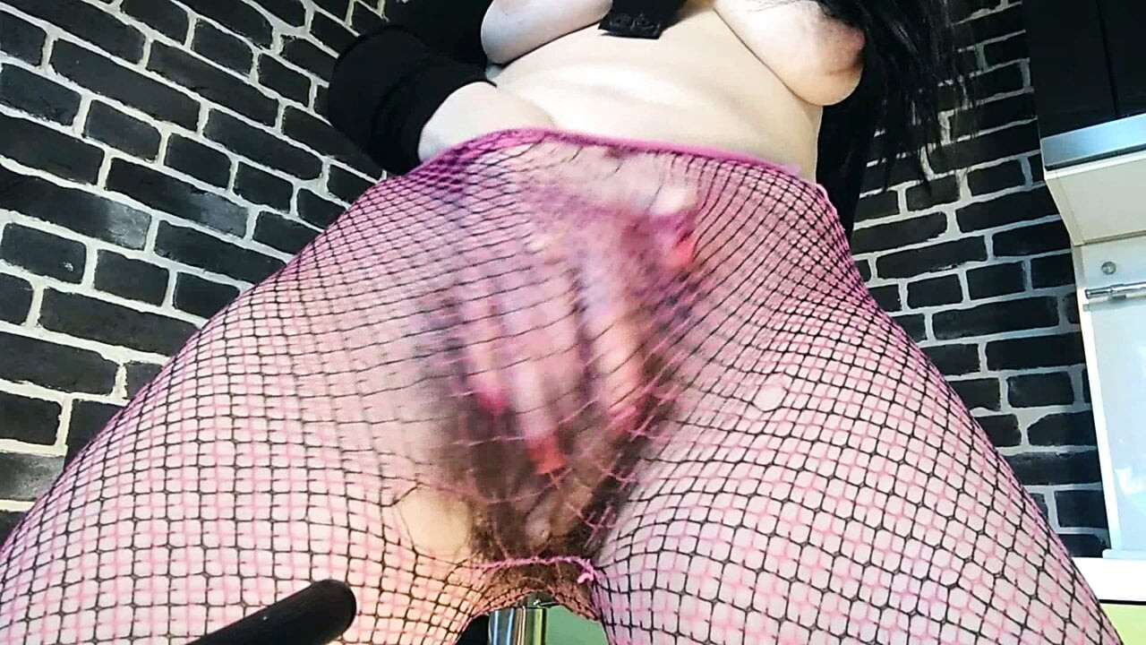 Kıllı bir milf arasında tıraşsız bir kedi ahlaksız mastürbasyon