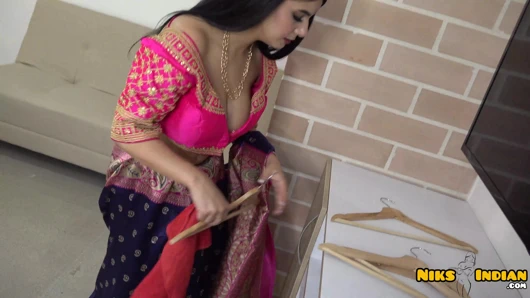 Büyük memeli Hintli MILF, Saree Choli'yi çıkarıyor ve Devar Ji ile sikişiyor