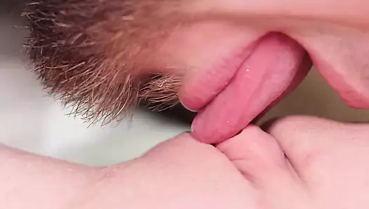 Yakın çekim klitoris yalama! Amcık yalama, amcık parmaklama, yüksek sesle inleyen gerçek kadın orgazmı!