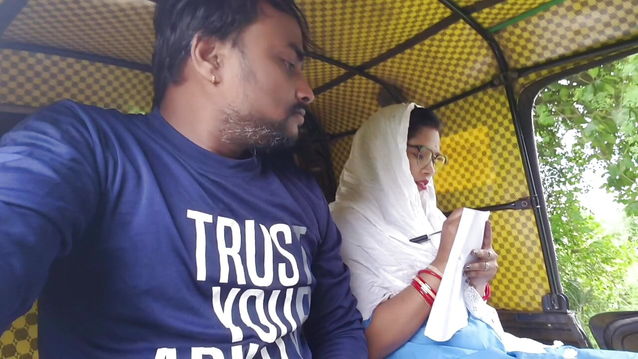A beautiful Indian Stanger girl sucked my dick ,when I was masturbating inside the auto
