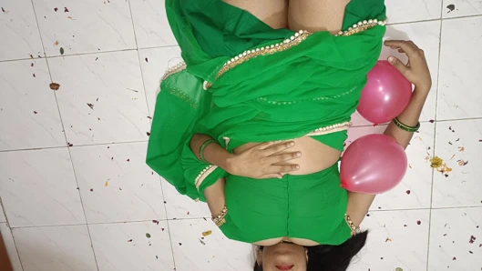 Priya Bhabhi manchou o bolo no pau e lambeu-o, e cavalgar seu devar xxx pau em sharee verde