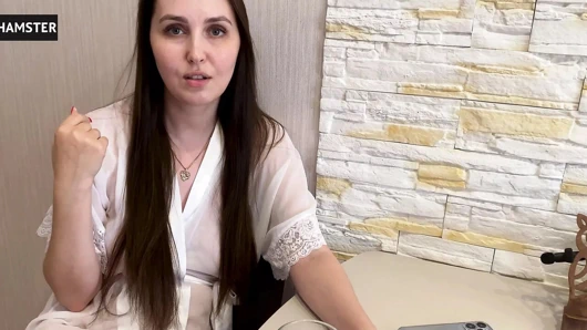 Üvey anne üzgün üvey oğlunu amıyla teselli ediyor