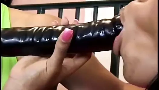 Muhteşem lezbiyen içinde file çoraplar Başlarken ona tıraş am delinmiş