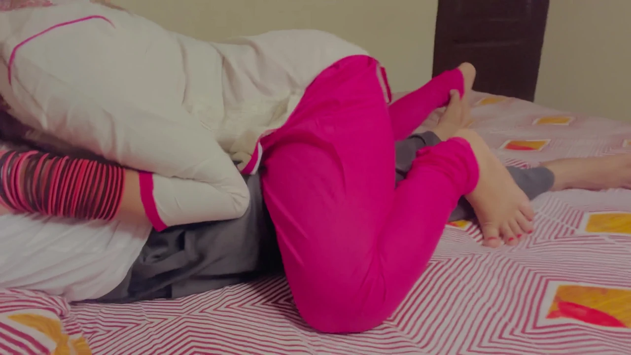 सौतेली मम्मी ने बूढ़े आदमी से शादी क्यों की, जब उसे मेरे लंड पर बैठने में बहुत मज़ा आता है?