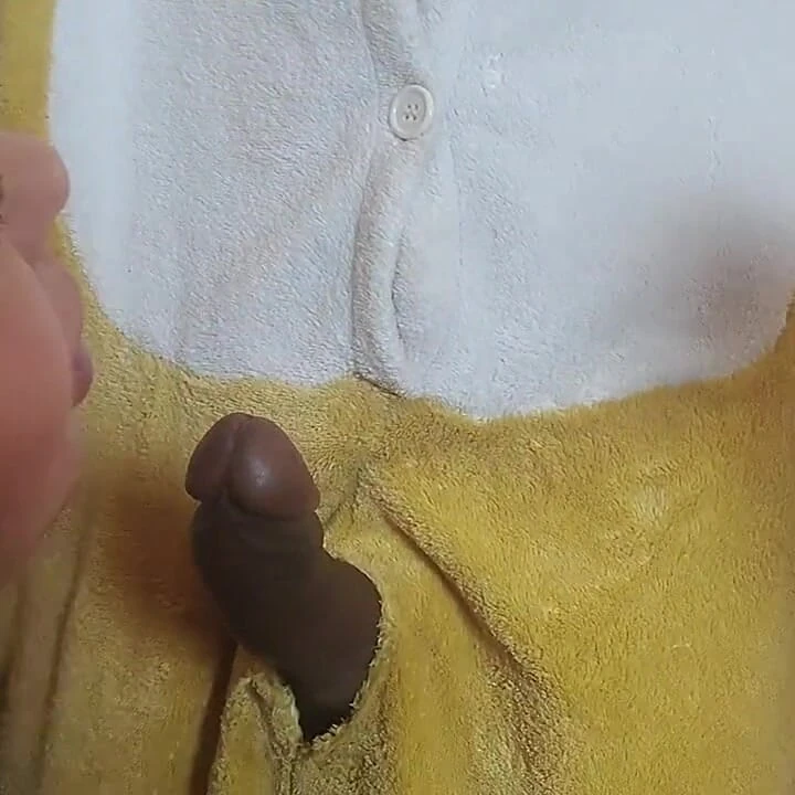 Evli kadın kocasından hediye olarak bir cüce alıyor