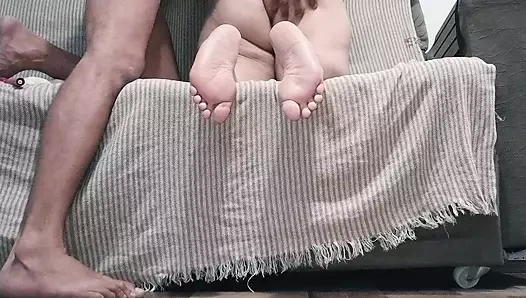 Bu yaramaz kız ayaklarını ovmayı, götünü ve yüzünü tokatlıyor. Sikilmeden önce tamamen açık ve ıslak olmak.