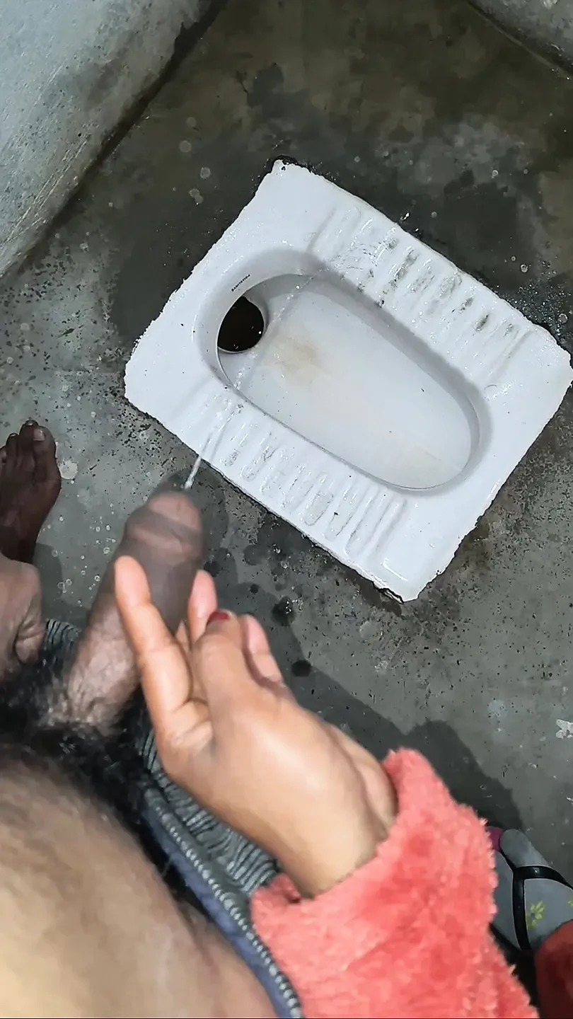 Only pissing of indian bhabhi