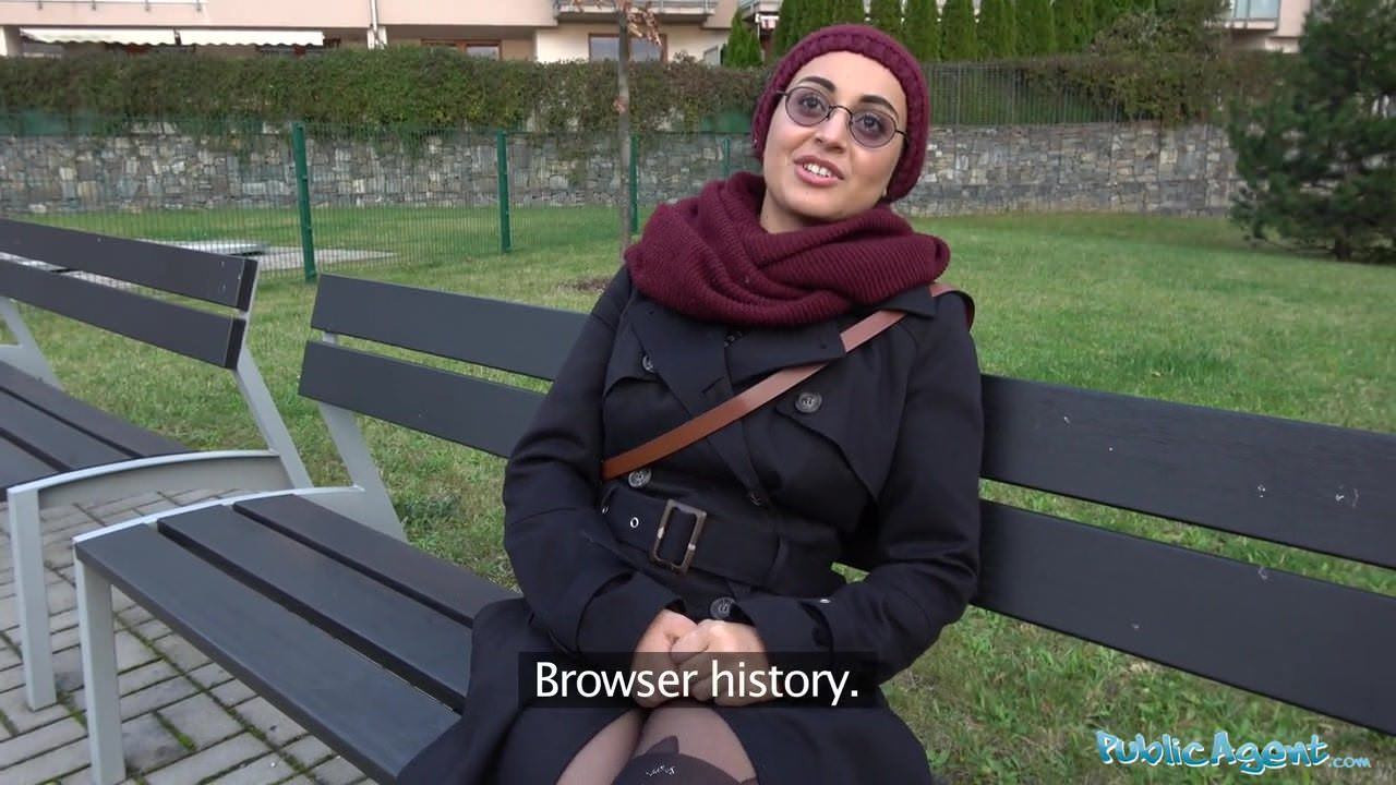Kamu görevlisi Afgan güzel büyük bir yarakla sikişmek için para ödüyor