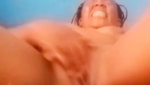 Anal bağımlısı, olgun mastürbasyon yaparken fışkırtarak parmaklıyor