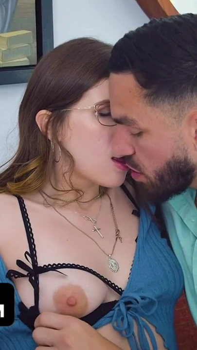 Azgın Tatlı Kız Çıplak Fotoğrafları Yanlış Adama Gönderiyor | Bölüm 1