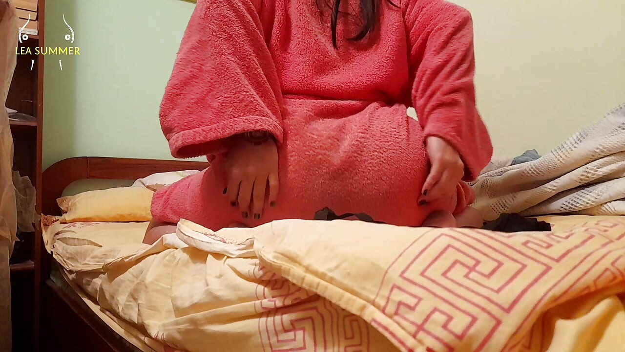 Ateşli üvey anne çok edepsizleşiyor ve ıslak amına dokunuyor ve üvey oğlunun yatağında fışkırtıyor