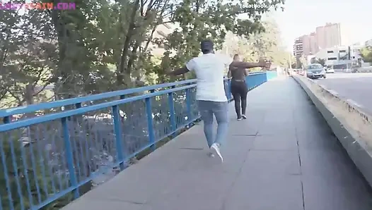 Bu siyah yarağı herkesin içinde emiyor ve götüme boşalana kadar oyunu evde bitiriyorum